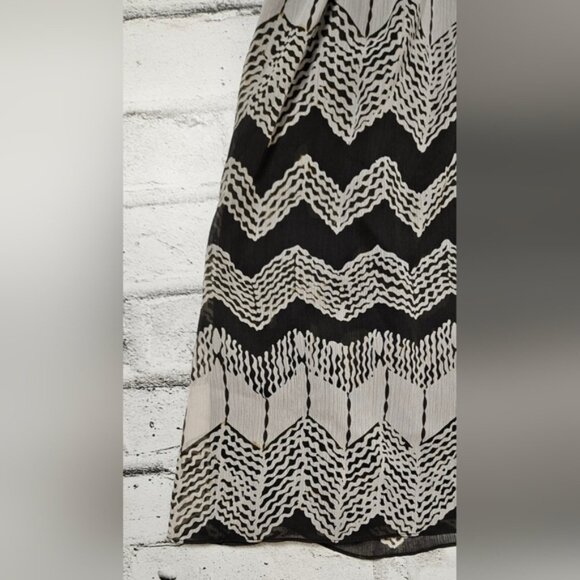 DKNYC Sleeveless V-Neck Open Back Chevron Cream Black Dress - Picture 6 of 11